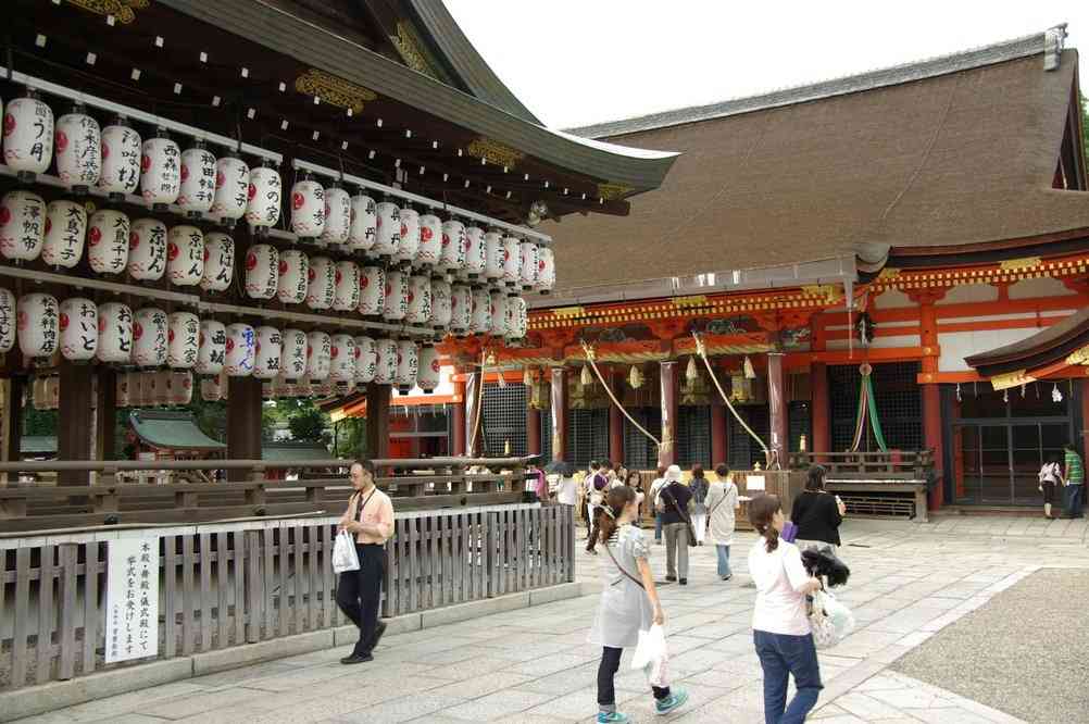 Une vue du sanctuaire de Yasaka dans le quartier de Gion, à Kyōto (15 septembre 2007)