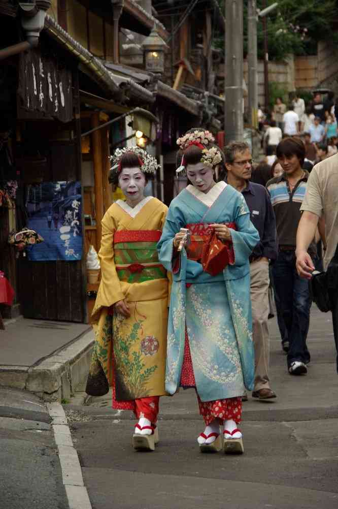 Femmes en kimono (sans doute des geïshas) dans le quartier de Gion (rue Ninsaka), Kyoyo (15 septembre 2007)