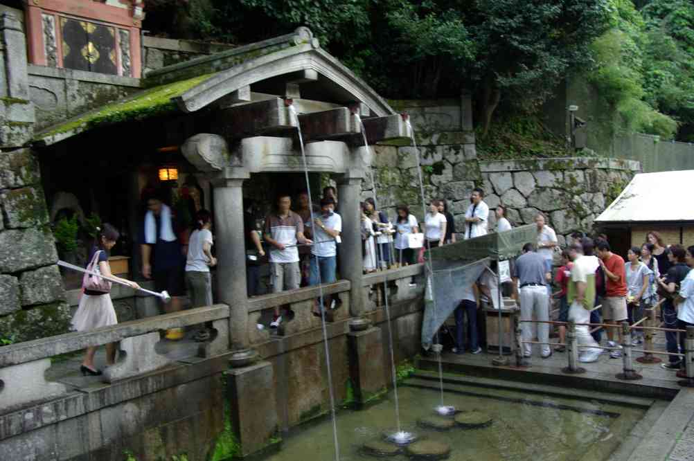 La source sacrée du Kiyomizu-dera (Kyōto), le 15 septembre 2007