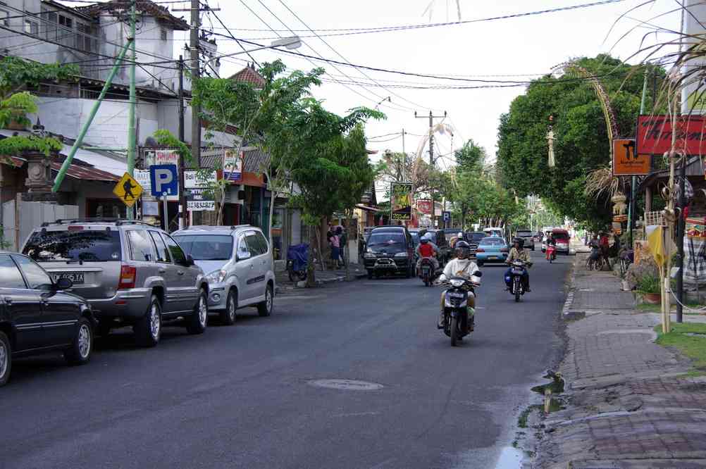 Une rue commerçante aux environs de notre hôtel de Kuta, le 5 juillet 2007