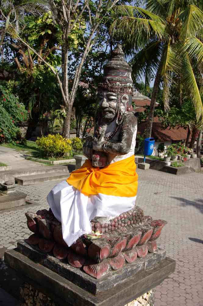 Statue recouverte d'un sarong au temple de Tanahlot
