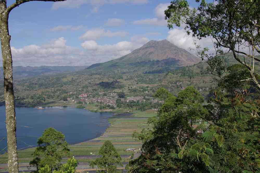 Le mont Batur vu depuis les crêtes, le 8 juillet 2007