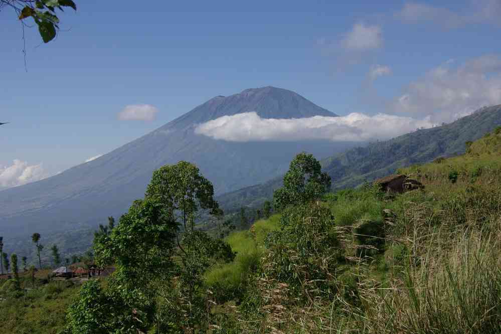 Le mont Agung vu des crêtes du Batur, le 8 juillet 2007
