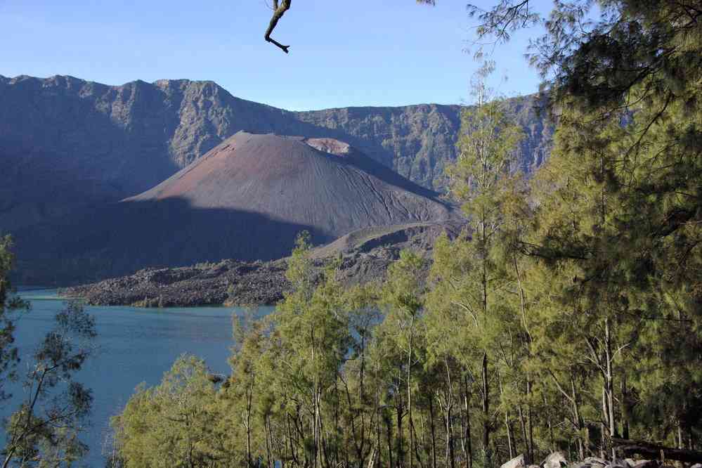 Le lac Segara Anak ainsi que le cône éruptif du Barujari, le 13 juillet 2007