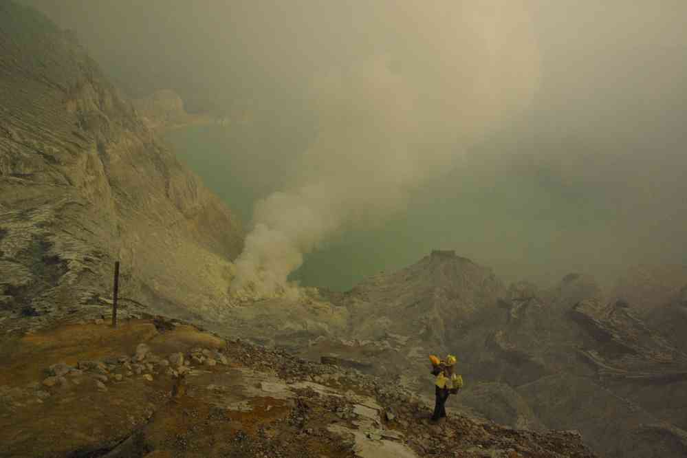 Vue fantomatique du lac d’acide sulfurique du Kawa Ijen, le 16 juillet 2007