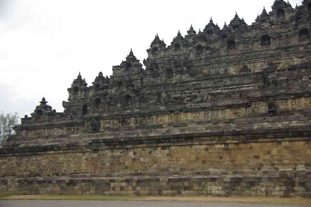 Vue partielle du stûpa géant de Borobudur, le 23 juillet 2007