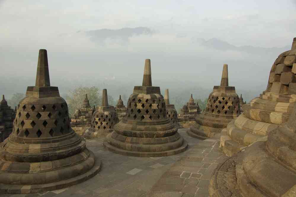 Petits stûpas secondaires au sommet de la pyramide de Borobudur, le 23 juillet 2007