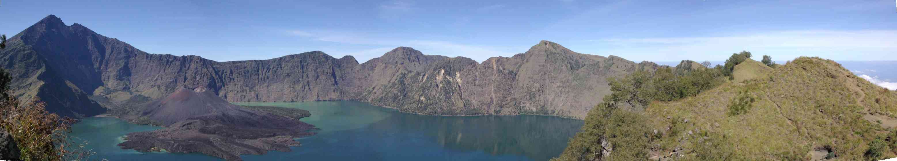Panoramique du Rinjani, du lac Segara Anak et du cône du Barujari, depuis le col le 13 juillet 2007