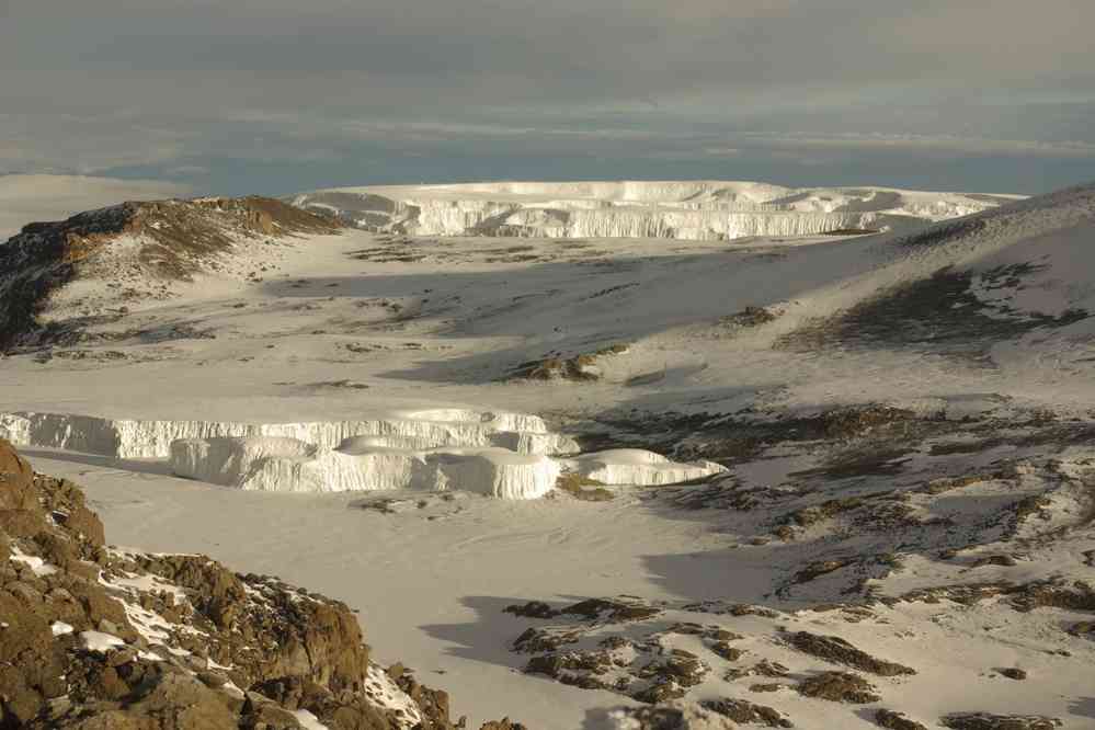 Vue partielle du plateau sommital du Kilimandjaro, le 15 février 200