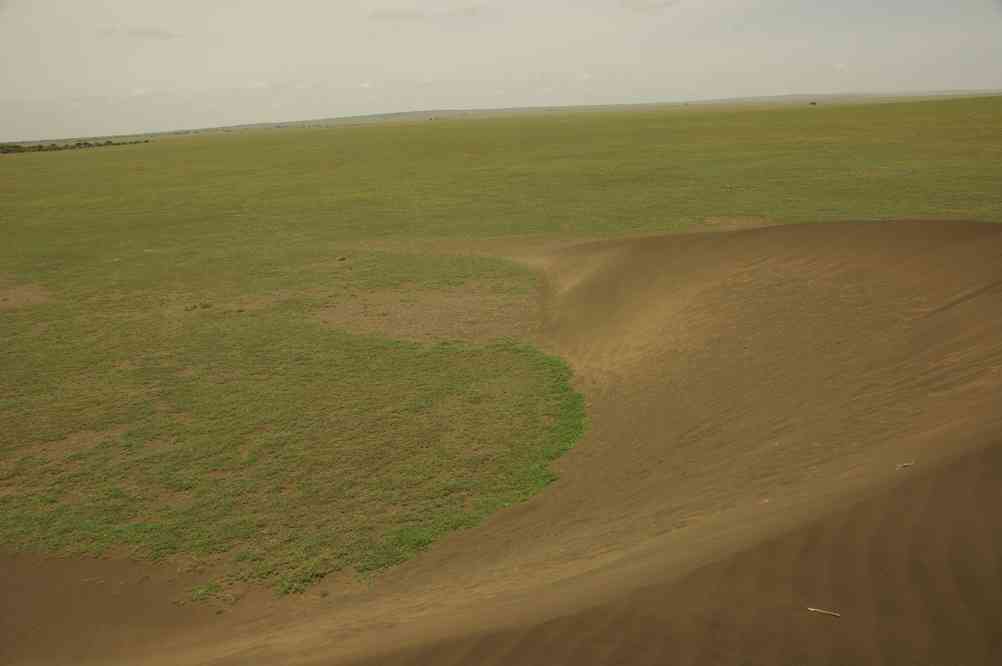 Barkhâne unique non loin d’Olduvaï, le 18 février 2010