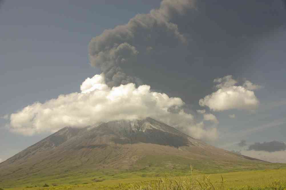 Impressionnante explosion du Lengaï à travers les nuages, le 21 février 2008