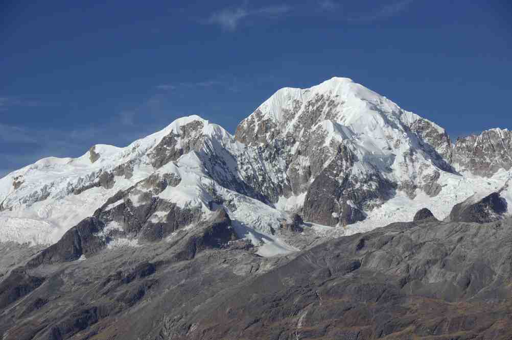 L’Illampu (6421 m) photographié du col séparant Sorata de l’Altiplano, le 1ᵉʳ août 2008