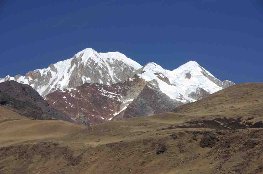 L’Illampu (6368 m), au centre, et le pico Schulze (5943 m) à droite, au-dessus de Lakhatia le 2 août 2008