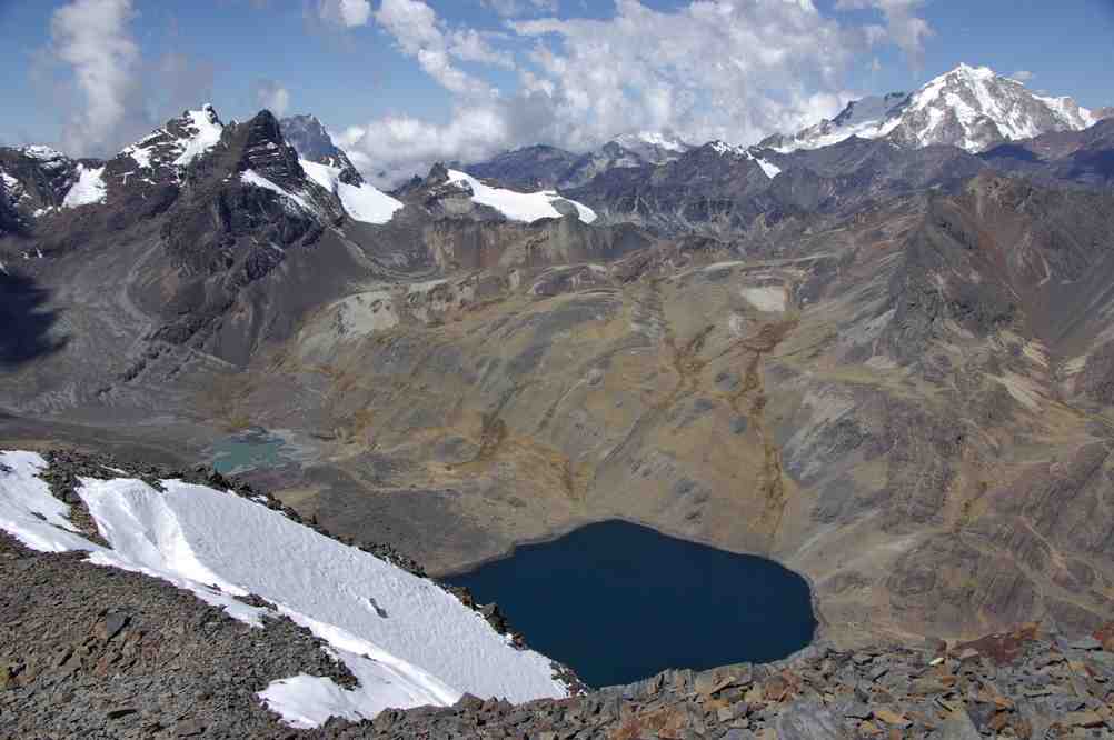 Du pic des Autrichiens (5342 m), le 11 août 2008 (Vue vers la lagune de Chiar Quta. À gauche, les pics Jawaja (5250 m) et Illusion (5336 m). La montagne visible juste à sa droite et en arrière-plan 
est le Tikimani (5550 m). La montagne au milieu de la largeur, avec le grand névé, est le Zongo Jisthaña (5140 m). Ensuite, tout au fond avec de la neige, le Kunatinquta 
(5336 m). Sur la droite, plus près de nous avec une falaise rocheuse, le Jamal Salto. Le cliché se termine bien évidemment par le Huayna Potosí)