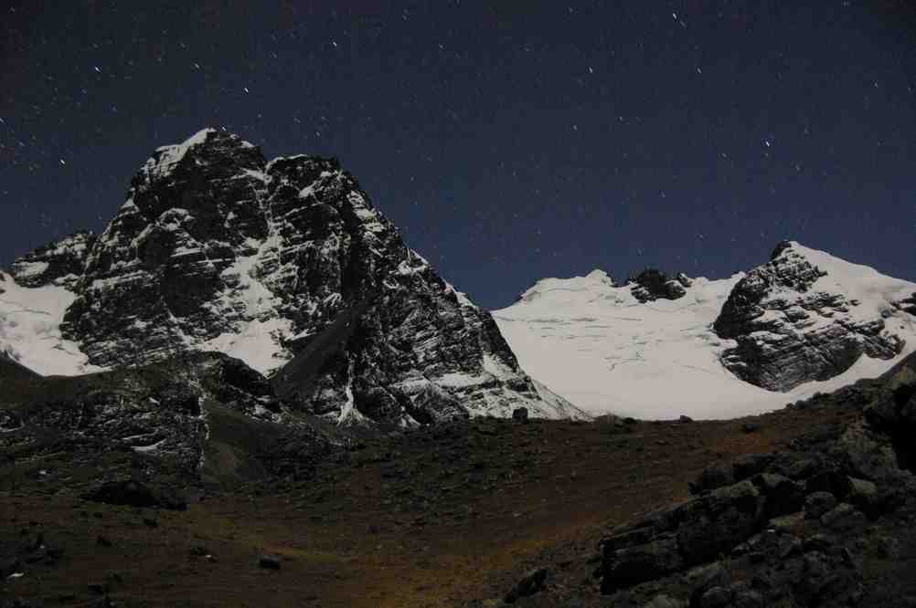 Photographie nocturne du massig de l’Alpamayo, le 11 août 2008
