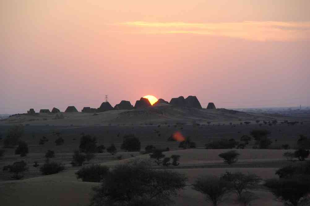 Coucher de soleil derrière les pyramides de Méroé, le 29 décembre 2008