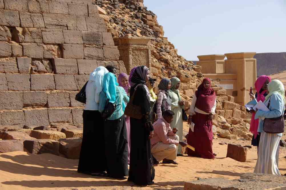 Touristes soudanais devant la nécropole royale de Méroé, le 30 décembre 2008