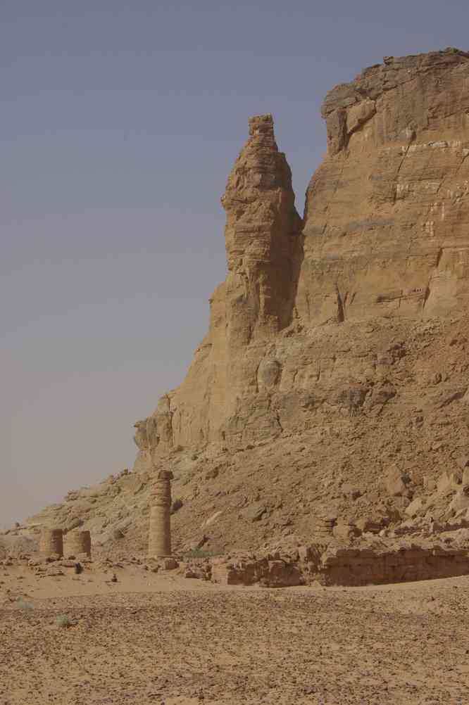 Ruines du temple d’Amon devant le djébel Barkal, le 1ᵉʳ janvier 2009