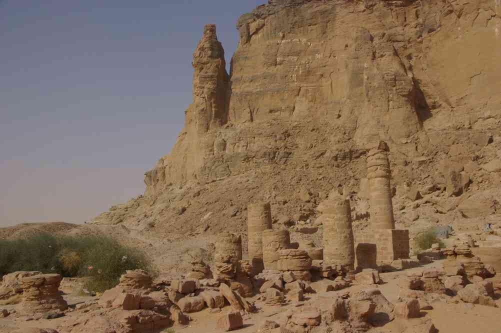 Ruines du temple d’Amon devant le djébel Barkal, le 1ᵉʳ janvier 2009