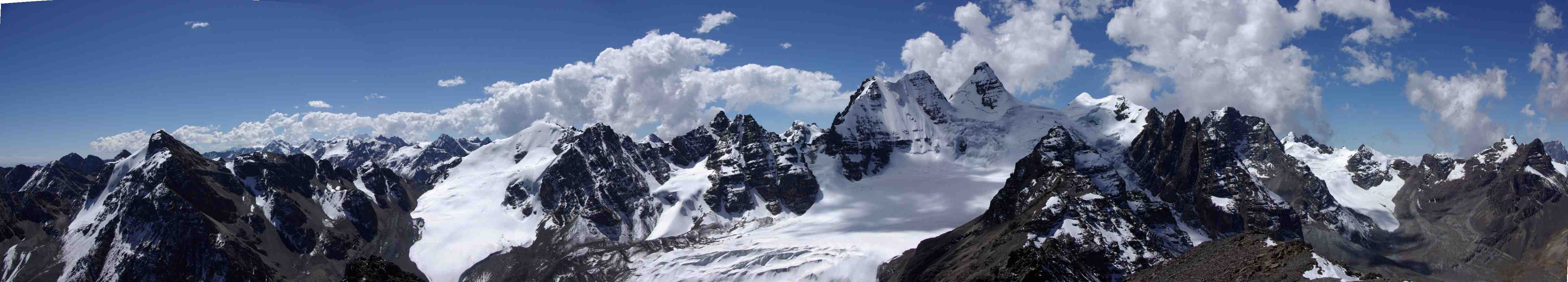 Panorama depuis le pic des Autrichiens (5342 m), le 11 août 2008 (pour le détail des sommets au loin sur la partie gauche, voir le panoramique précédent ; ensuite on trouve bien sûr le Condoriri, puis l’Alpamayo).