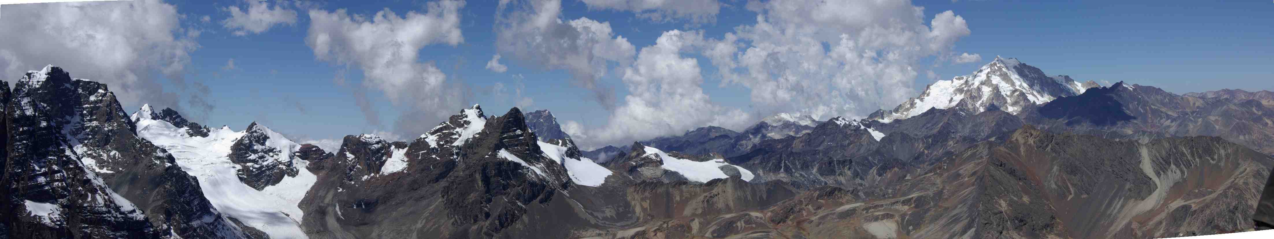 Panorama depuis le pic des Autrichiens (5342 m), le 11 août 2008. Vue sur le pic Wyoming (sommet rocheux). Puis viennent le Tarija (5320 m) et l’Alpamayo (5410 m) dont descend le glacier. Ensuite les pics Jawaja (5250 m) et Illusion (5336 m). La montagne visible juste à sa droite et en arrière-plan est le Tikimani (5550 m). La montagne au centre avec le grand névé est le Zongo Jisthaña (5140 m). Ensuite, tout au fond avec de la neige, le Kunatinquta (5336 m). Sur la droite, plus près de nous avec une falaise rocheuse, le Jamal Salto. Le cliché se termine bien évidemment par le Huayna Potosí (6080 m)