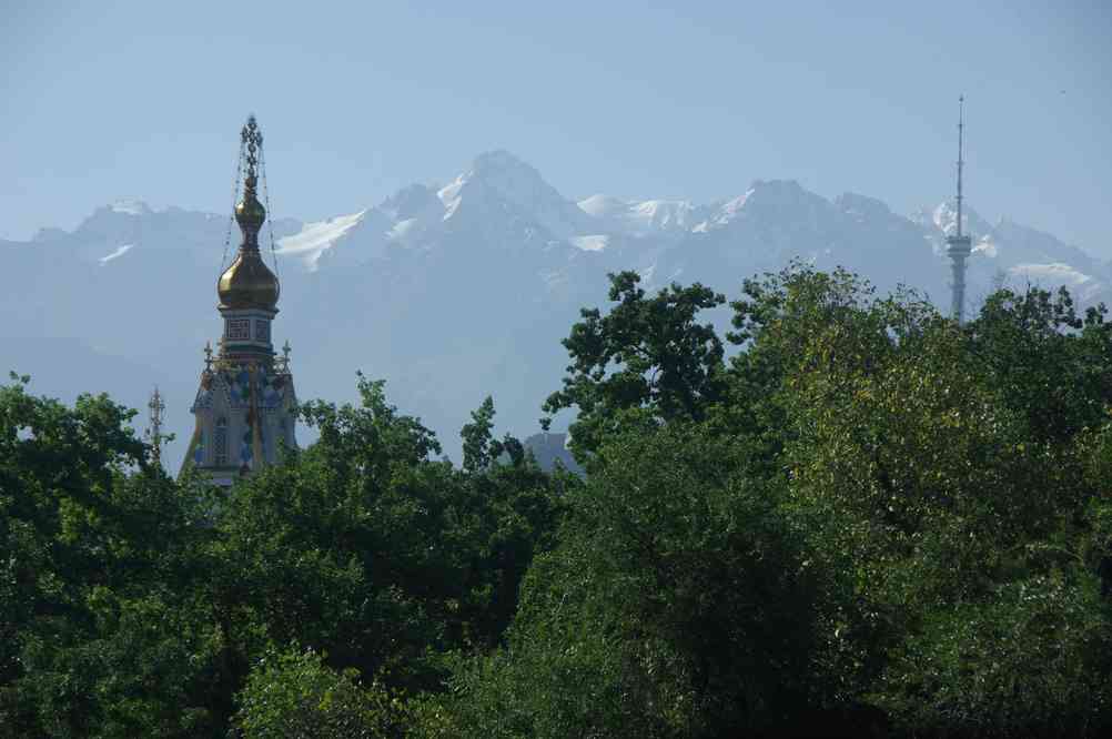 La cathédrale Zenkob d’Almaty et les montagnes de l’Ala-taou transilien, le 5 août 2009