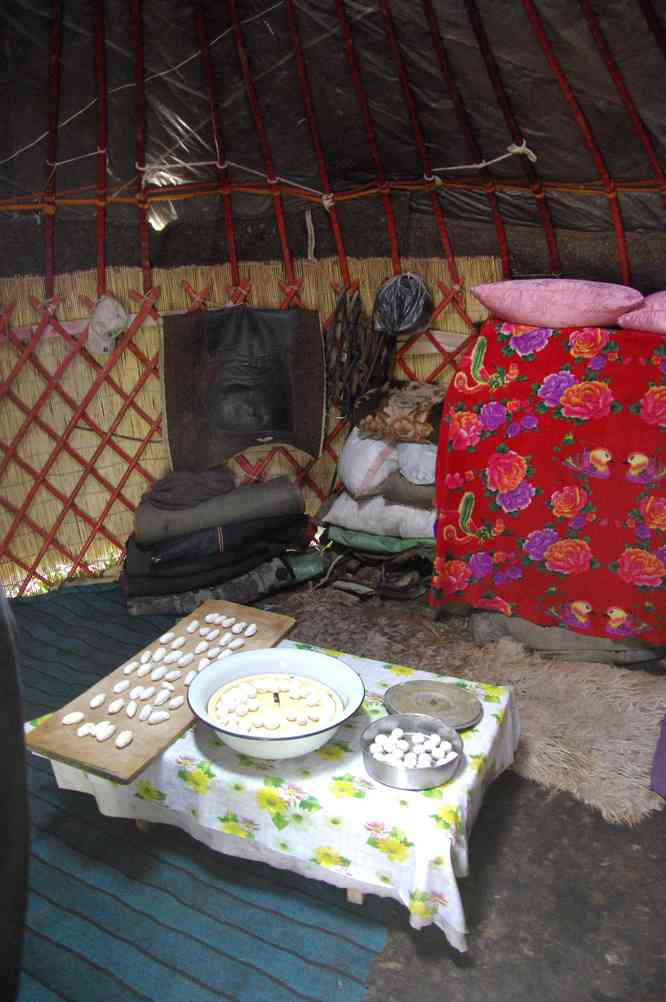 L’intérieur d’une yourte de nomades, le 7 août 2009