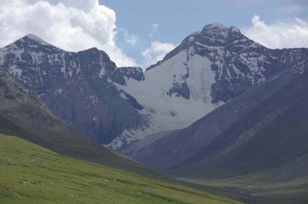 Montagne glaciaire refermant la vallée de Buzunbay, le 10 août 2009