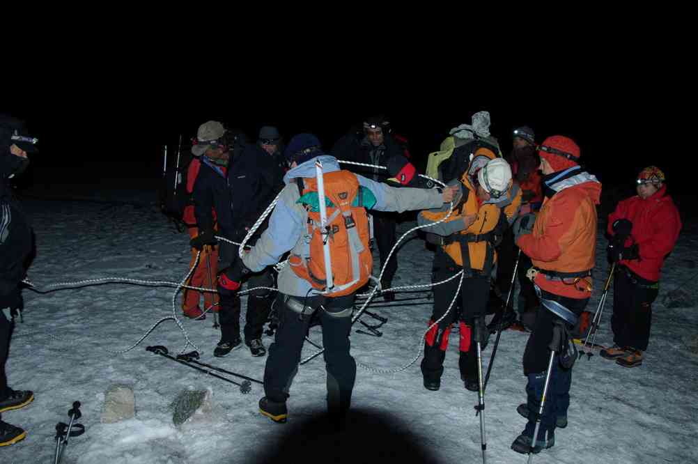 Encordement nocturne sur le glacier de Semienova, le 15 août 2009