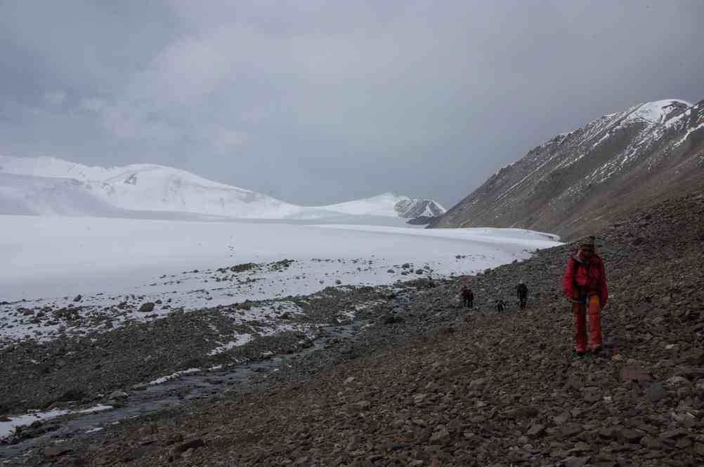 En redescendant du col de Semienova (Семенова) (visible au fond) : marche le long du glacier de Bayankolski ouest, le 15 août 2009