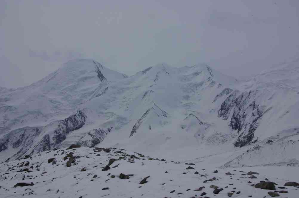 Photo prise depuis le camp du glacier Bayankolski ouest ; vue sur le pic Bayankol 5841 m; puis le pic Odinnadzaty 5437 m (la double montagne avec le glacier), et sur le pic Semionov 5810 m ; le 16 août 2009