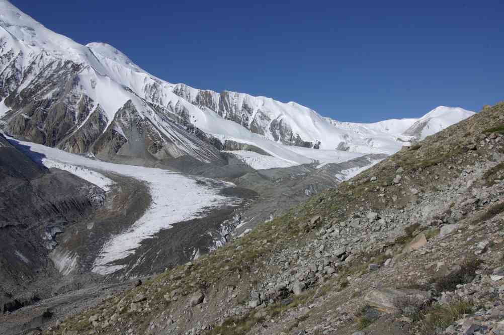 Vue sur le pic Odinnadzaty (5437 m) et sur le pic Semionov (Семионов), le 17 août 2009