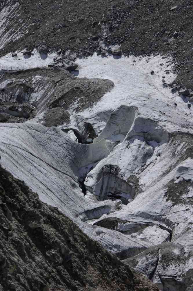 Sur le sentier vers le col Chinois (col Kitaiski (Китаиски)) : une bédière du glacier Matamornaïa Stena (18 août 2009)