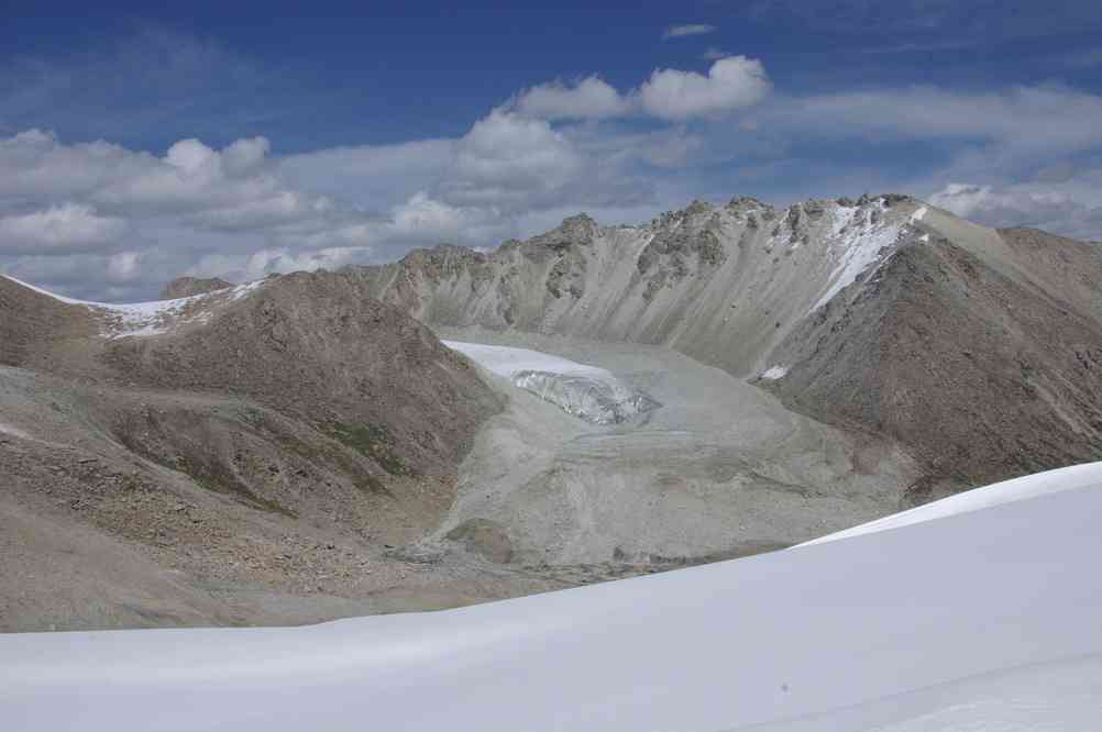 Depuis le col Chinois (col Kitaiski (Китаиски)) : vue sur des sommets situés du côté chinois ; le 18 août 2009
