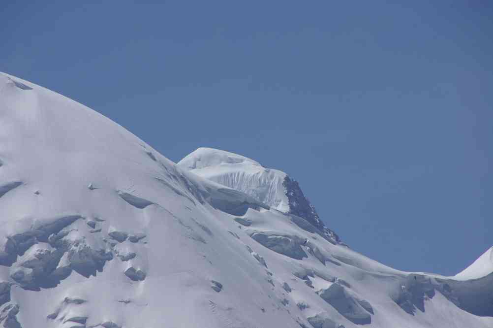 Depuis le col Chinois (col Kitaiski (Китаиски)) : le Khan Tengri (Хан-Тенгри) (7010 m) dépassant de l’arête du Karlytau (Карлытау) (5450 m) ; le 18 août 2009