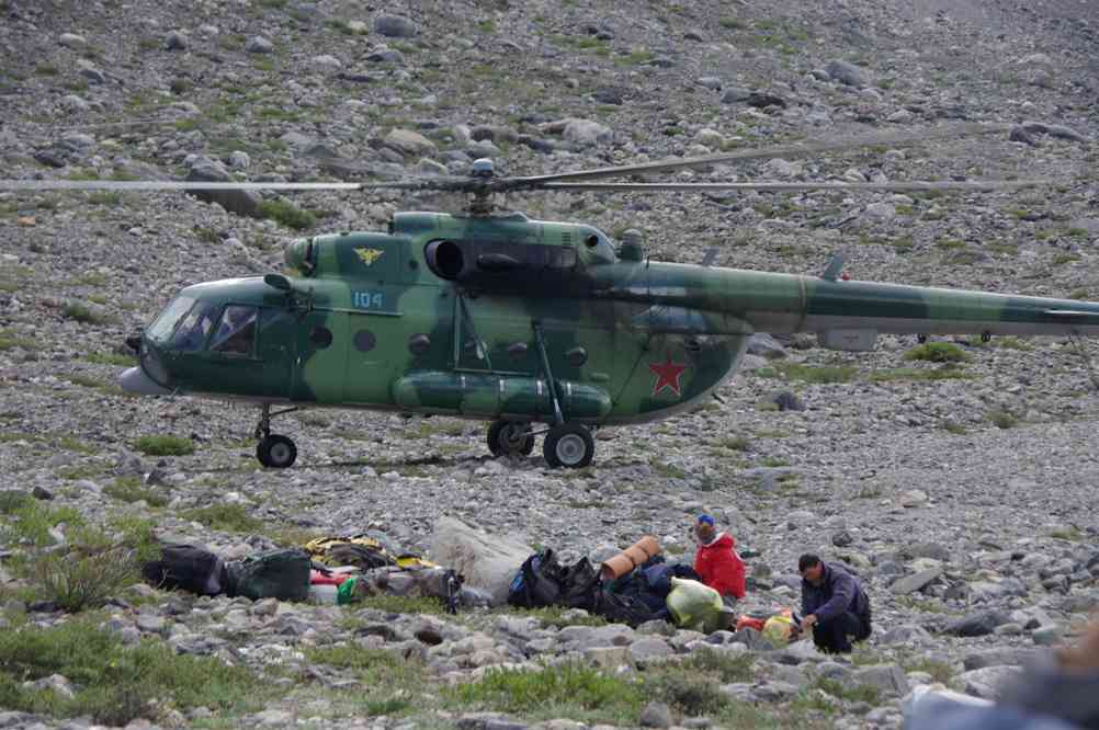 Arrivée de l’hélicoptère au camp de Bayankol (Баянкол), le 19 août 2009