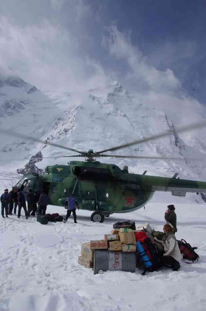 Débarquement de l’hélicoptère sur le glacier Iniltchek (Иныльчек) nord