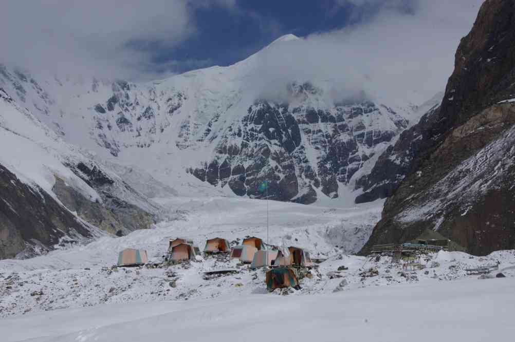 Le camp de base nord du Khan Tengri (Хан-Тенгри) ; vue partielle sur le pic Odinnadzaty (5437 m) ; le 19 août 2009