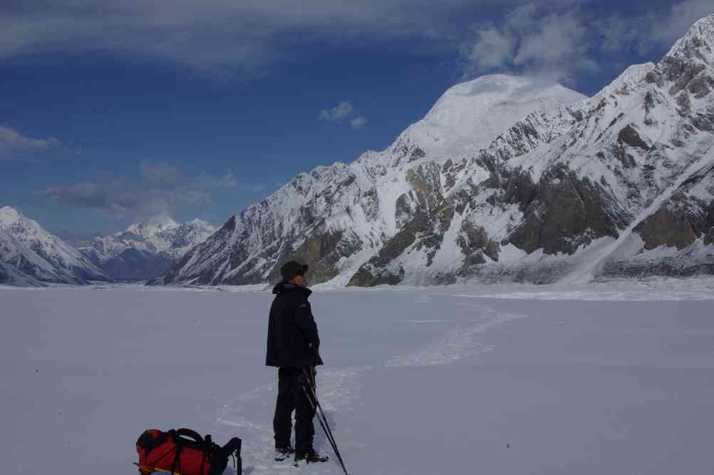 Arrêt pour encordement sur le glacier Iniltchnek nord ; vue sur le pic Bayankol (Баянкол) (5841 m), le pic Odinnadzaty (5437 m) et un contrefort du pic Kazakhstan (Казахстан) (5761 m) ; le 20 août 2009