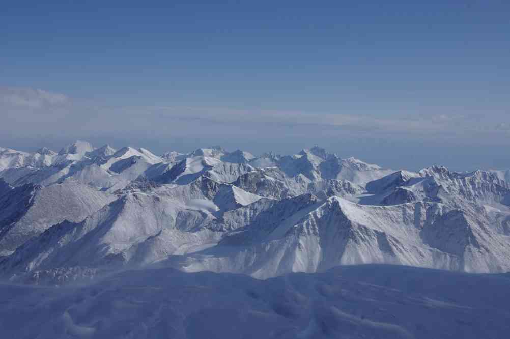 Vue depuis le col du Karlytau (Карлытау) et en direction du nord (versant Bayankol (Баянкол)) ; la montagne la plus proche, devant, est le pic Krugozor (Кругозор) (4451 m) ; ensuite en partant sur sa gauche, la montagne un peu pointue avec un glacier en contrebas est le pic Kazakhskii Klub Alpinistov (4426 m) ; le 21 août 2009