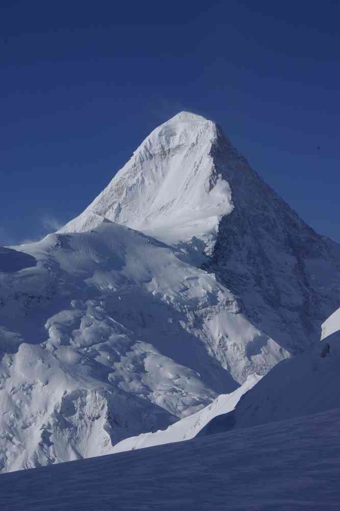 Le Khan Tengri (Хан-Тенгри) (7010 m) vu depuis le col du Karlytau (Карлытау), le 21 août 2009