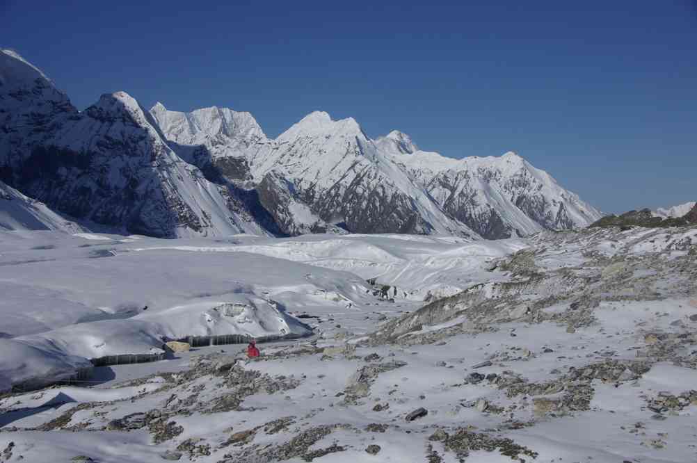 Vue sur un pic à 5650 m, suivi du pic Sovietskaïa Kirghizia (Советская Киргизия), du pic Krupskaïa (5480 m), du pic Mikhailov (Михайлов) (5360 m) et du pic Petrovski (Петровский) (5860 m) ; le 22 août 2009