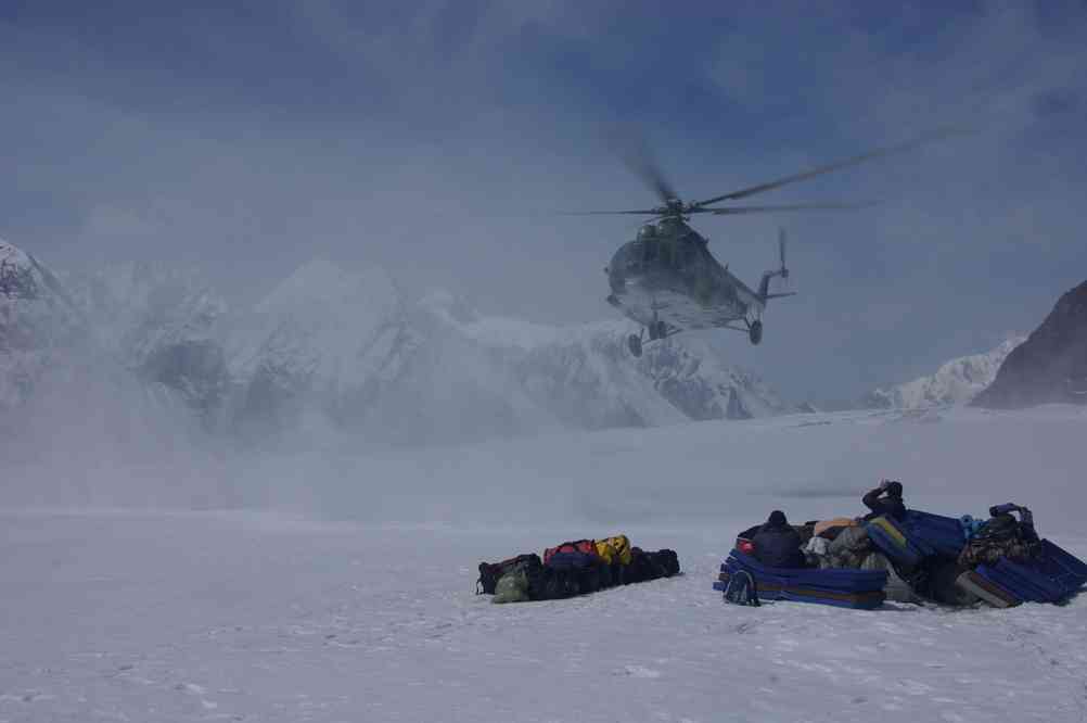 Arrivée de l’hélicoptère au-dessus du glacier Iniltchek (Иныльчек), le 23 août 2009