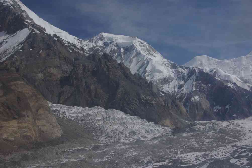 Survol du glacier Iniltchek nord : le pic Kazakhstan (Казахстан) (5761 m) et le pic Karlytau (Карлытау) (5450 m), le 23 août 2009