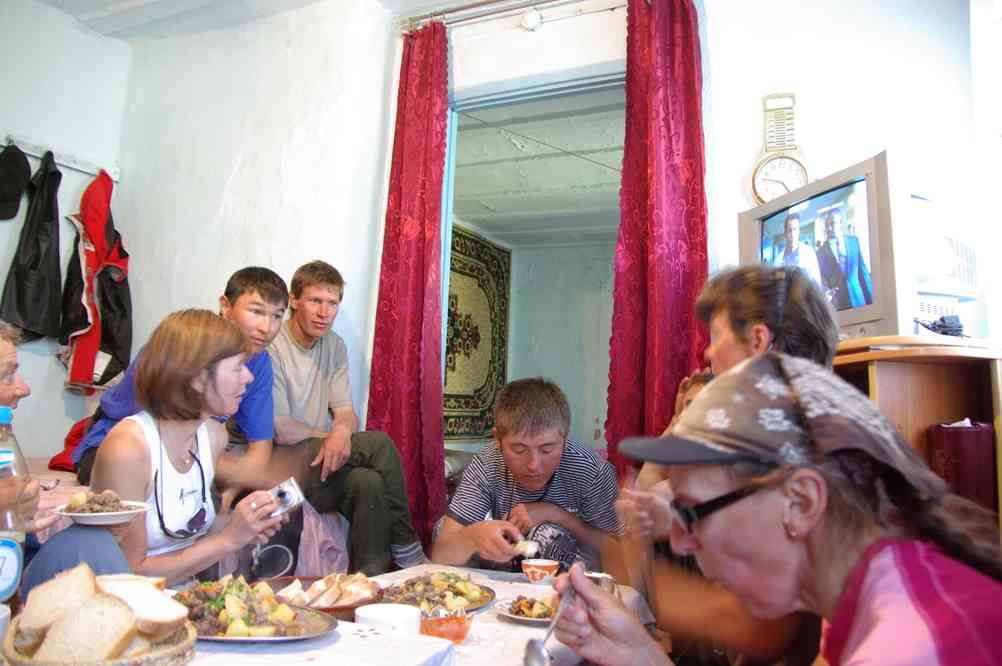 Dégustation d’un plat traditionnel dans une famille kirghize, le 24 août 2009