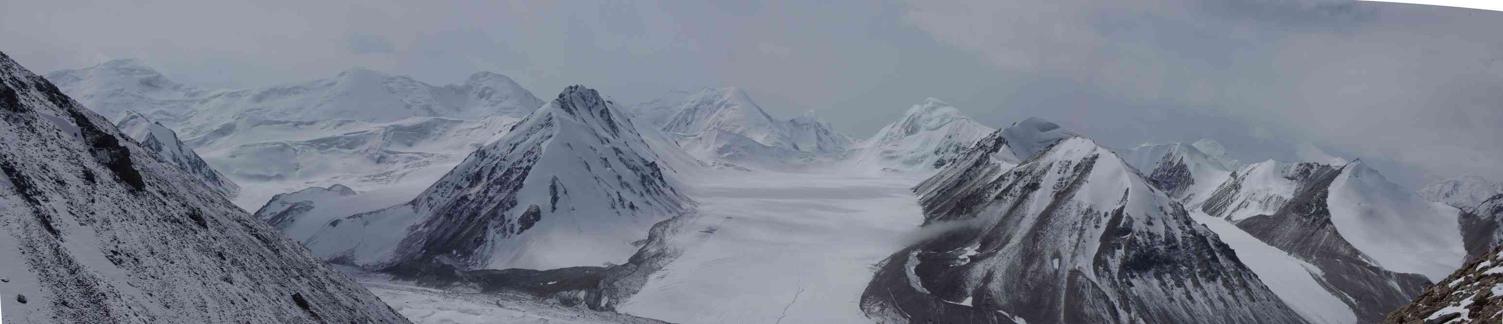 Vue partielle du glacier de Semienova ; on aperçoit notamment le pic Pyramida (5302 m)