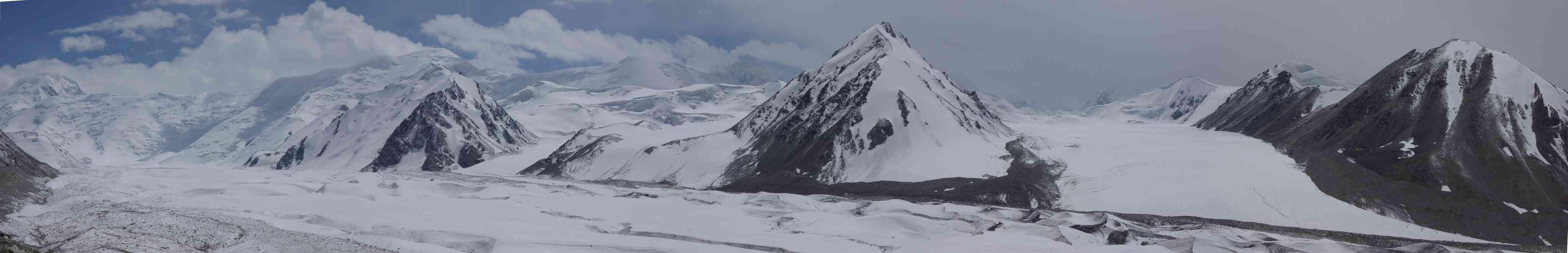 Vue panoramique du glacier de Semienova (Семенова) et de ses affluents, le 14 août 2009