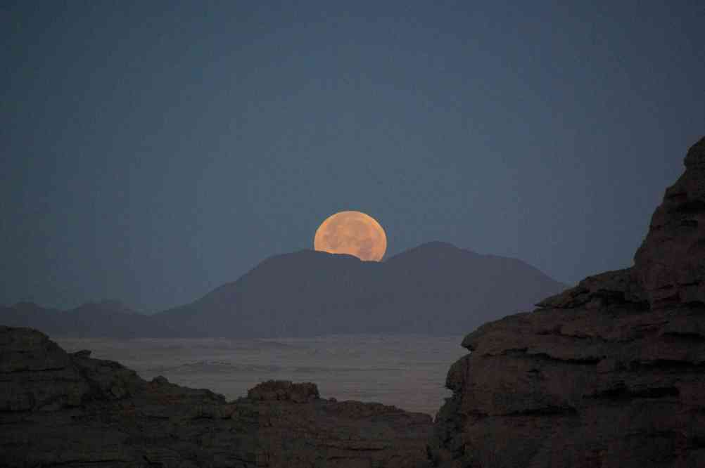 Coucher de lune à l’aube au camp d’In Berom, le 30 janvier 2010