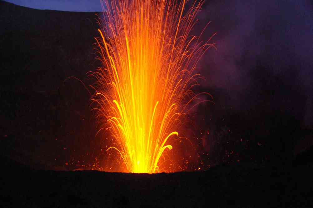 Activité strombolienne sur le volcan Yasur, le 11 août 2011