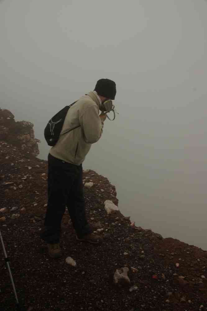 Sylvain penché sur le cratère du Marum, le 11 août 2011